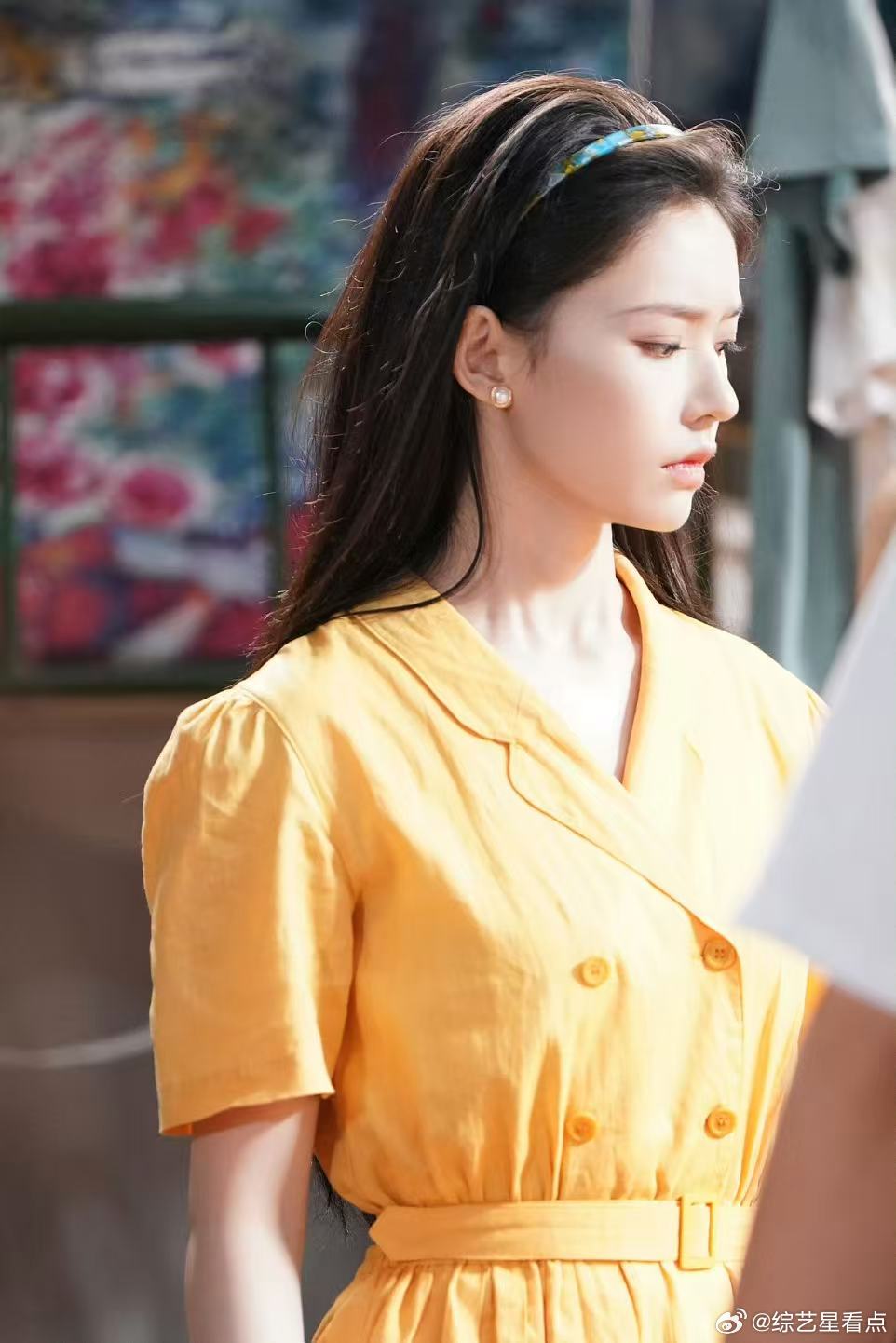 郑晓龙镜头下的林允郑晓龙拍的林允 郑晓龙拍的林允，把 90 年代北漂女孩的隐忍与