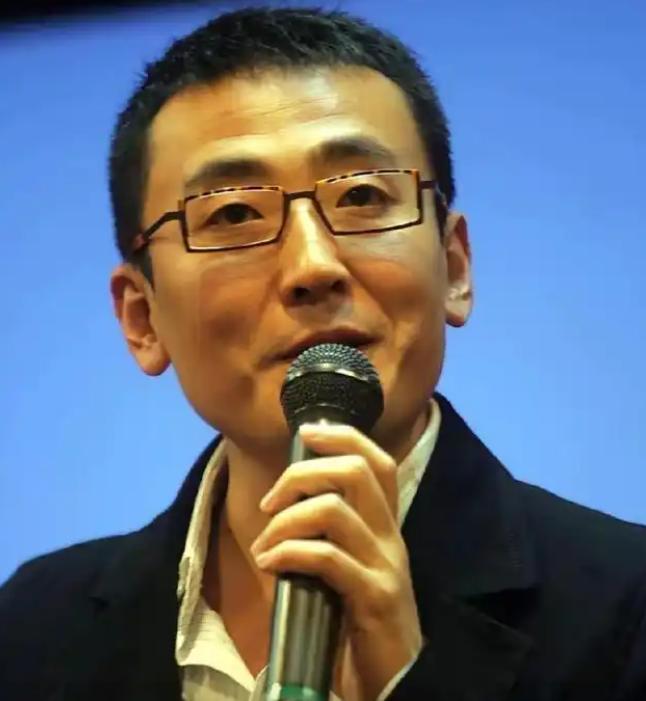 但凡亲身照料过生活完全不能自理的老人，短短时日便会懂得，人到晚年从无岁月静好。一