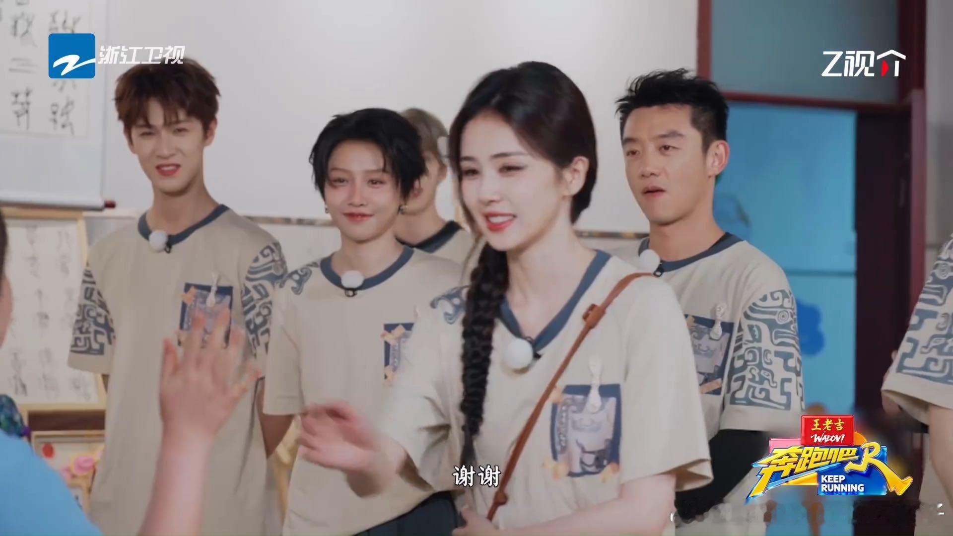 白鹿和小学生粉丝击掌白鹿和喜欢自己三年的小粉丝击掌奔跑吧 白鹿探校时被一个小粉丝