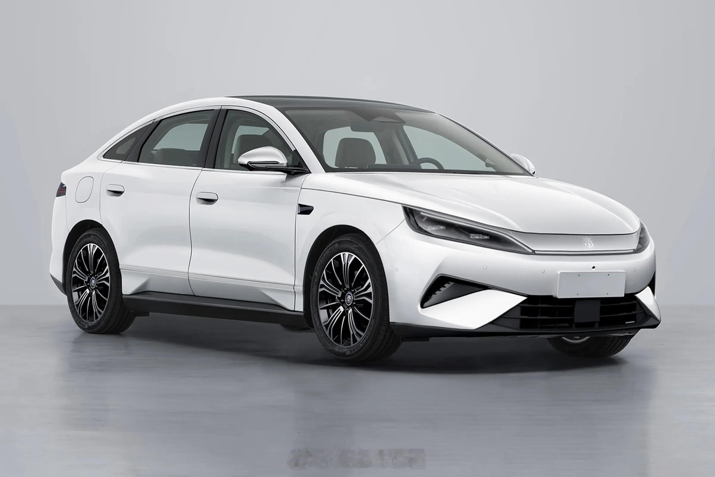 比亚迪秦MAX搭载64度电池，纯电续航最高630km纯电 中型轿车；车长4866