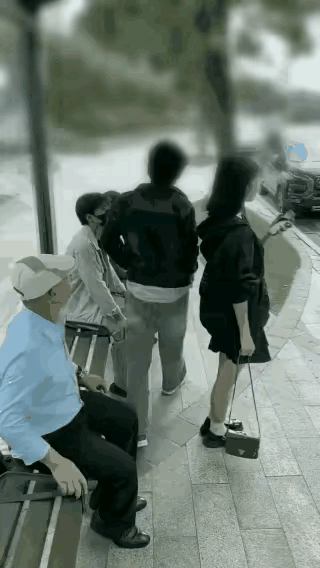 这老爷子是个练家子，反应速度相当快，年轻人都未必做出这么快的反应，正是由于他反应