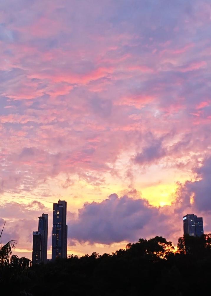 都说深圳今天晚上和明天有强对流天气，今天晚上七点钟深圳天空出现火烧云，是不是强对