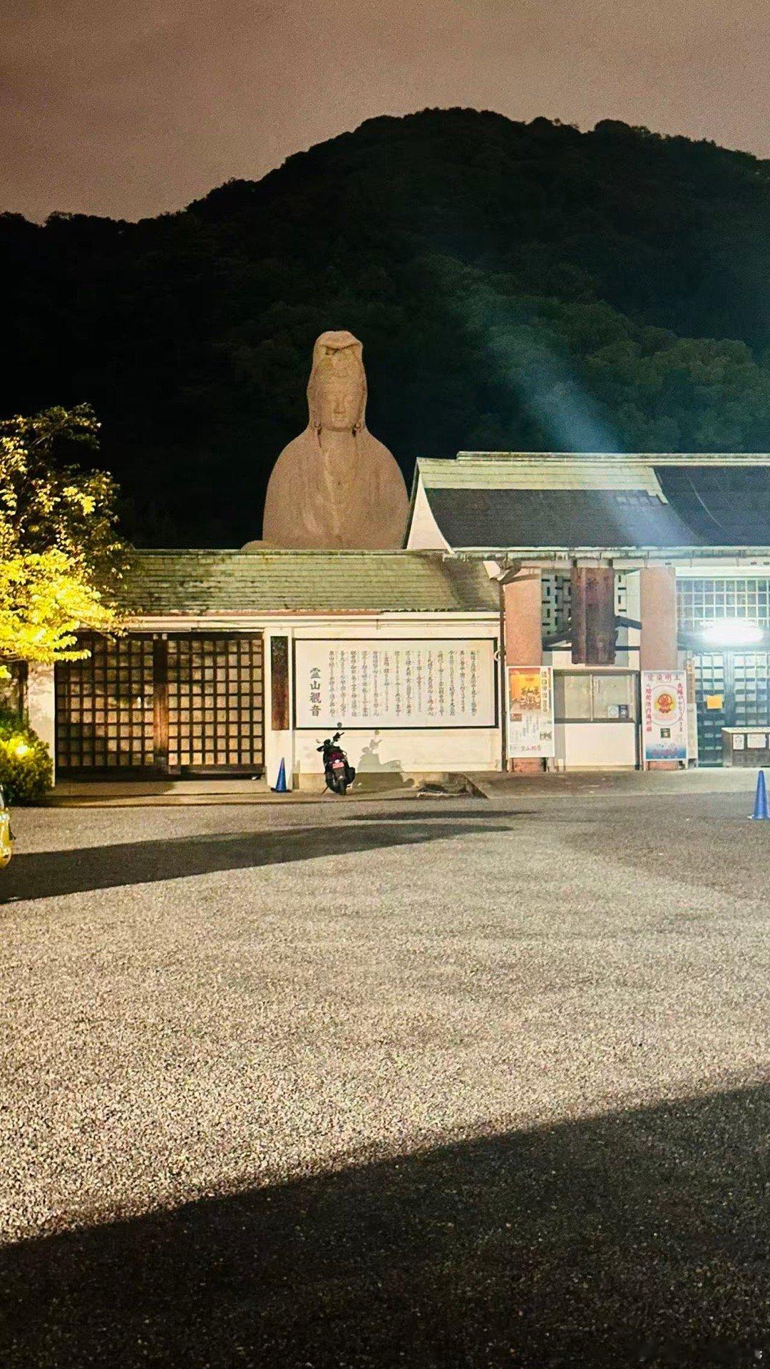 京都夜游好去处一一体验高台寺的静谧时光🌉高台寺的夜间点灯是季节限定的特别活动，