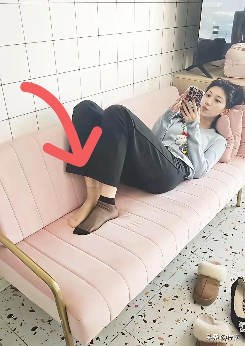 找个人结婚，有人陪着三餐四季，就是最大的幸福。
 
这话听着简单，细琢磨起来全是