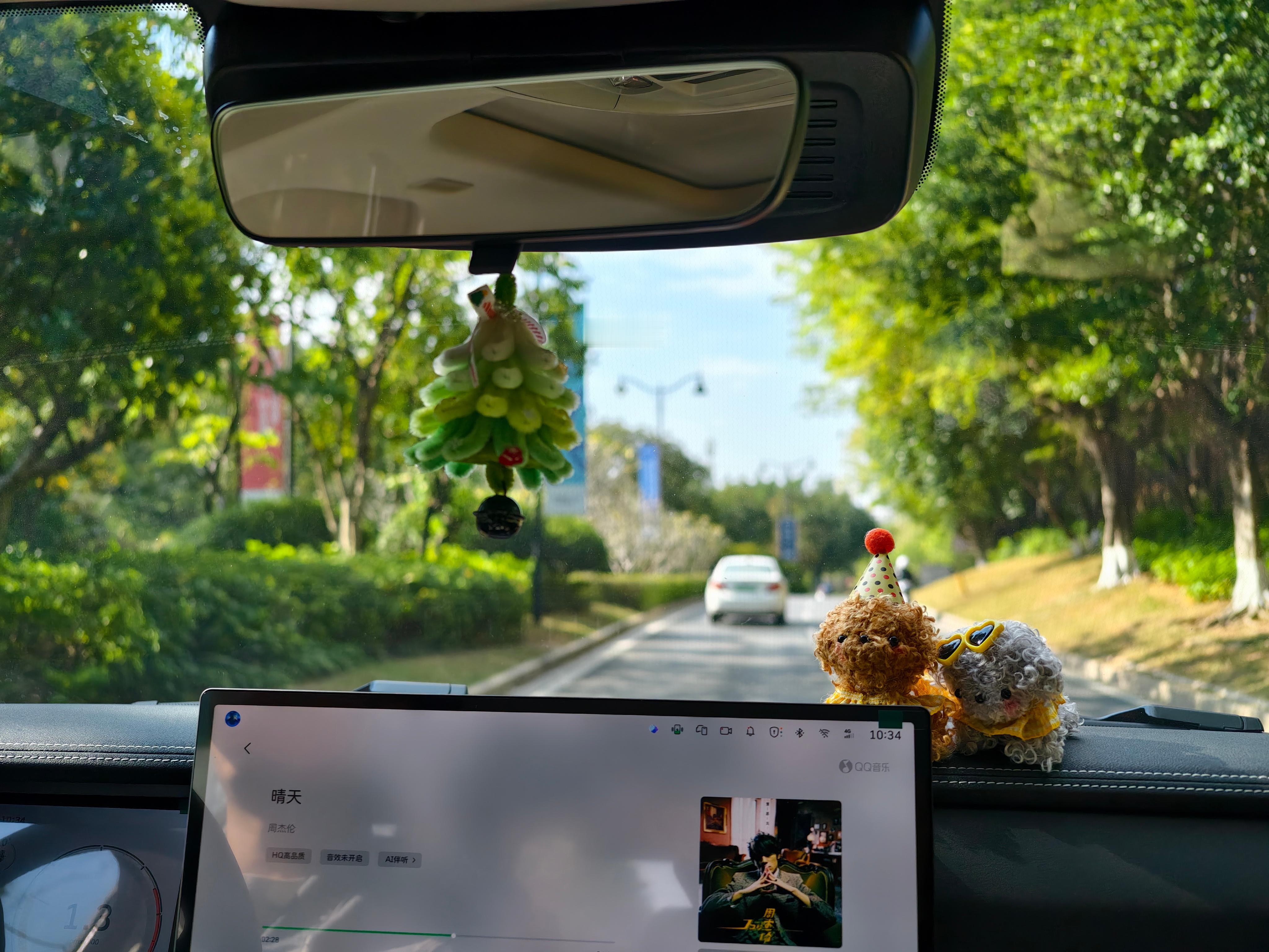 天气真好，饿了出去吃点东西去。看得出来这是哪个车不？ 