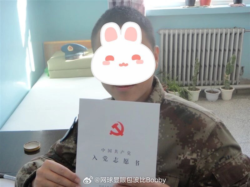 那年面向党旗举起右拳，这辈子就定了方向。军装脱了，兵劲儿和党员身份一直揣在心里。