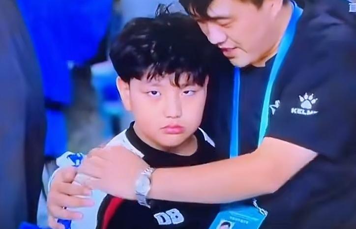 南京小球迷的眼神透着不甘与怒火，导播急忙切换镜头，这一幕把好多观众都笑翻了！
