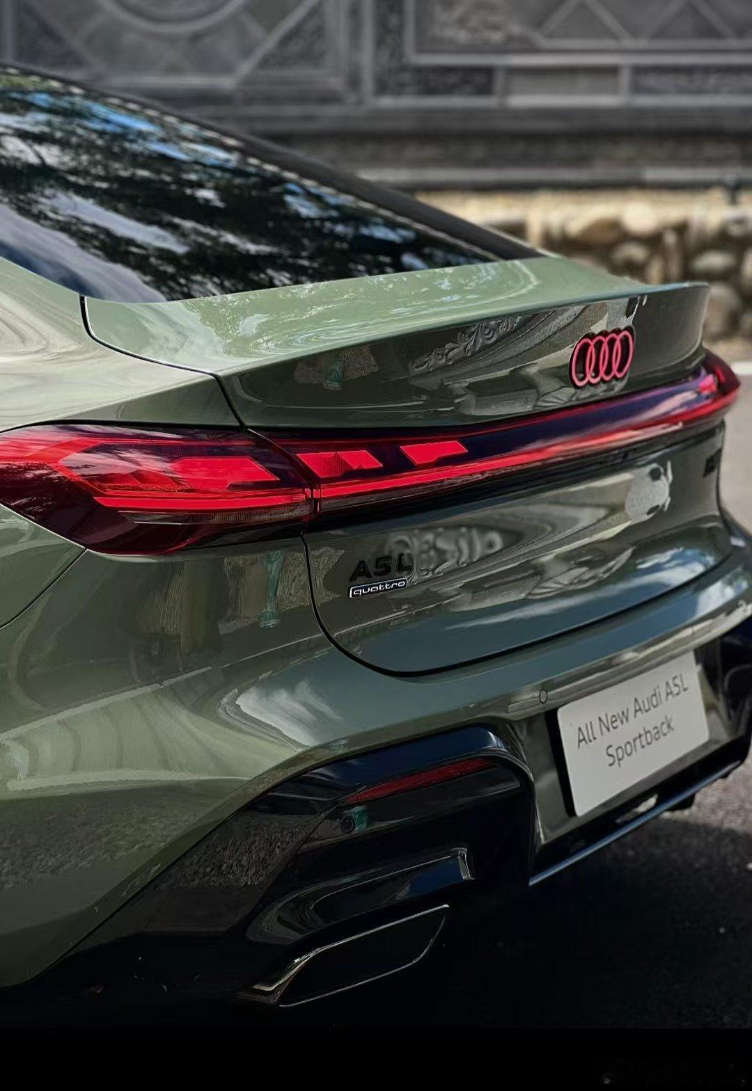 与奥迪驾享秘境  与奥迪驾享秘境 Sportback的无框车门+溜背造型自带吸睛