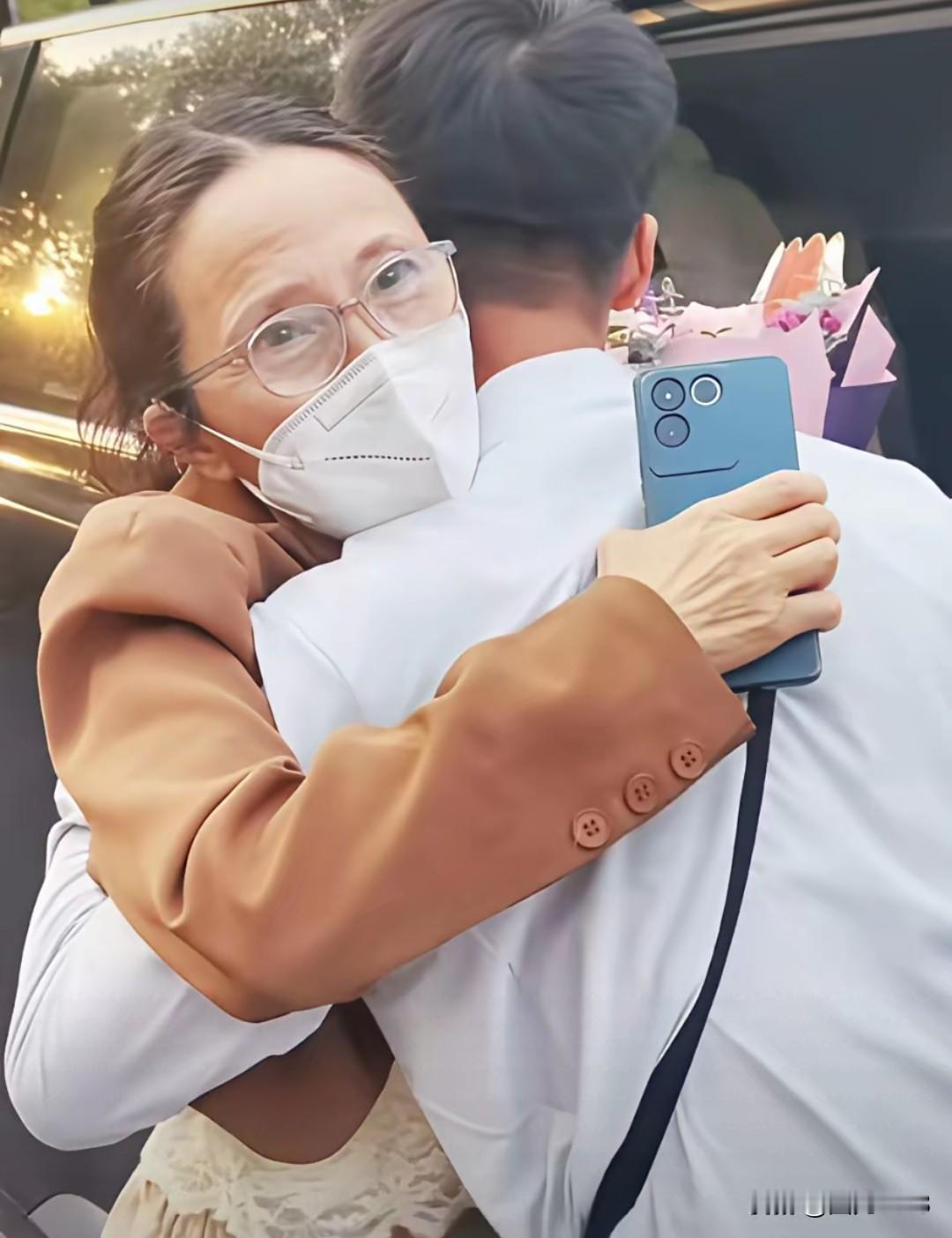 张云鹏这次回来又和妈妈相见了。在和妈妈相见之前去逛首饰店，又是逛商场。不知道该给