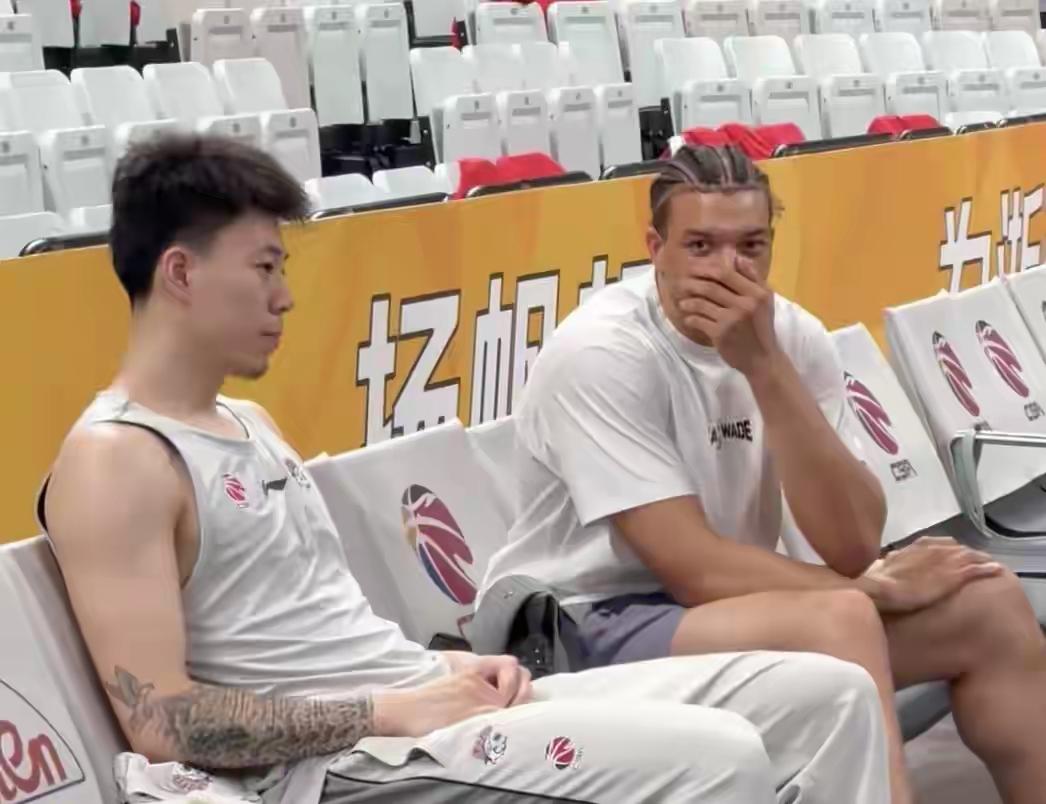 【CBA 总决赛G 3大战今晚打响，洛夫顿随队乘高铁抵达杭州，怀特塞德没有前往客