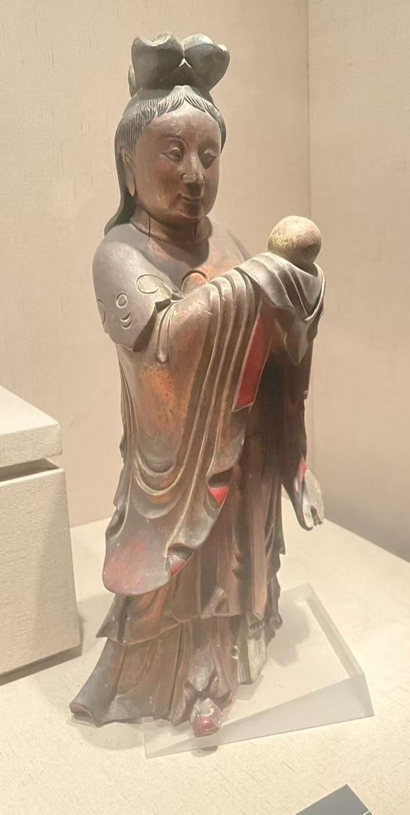 上千年的等待，只为那回眸一瞬间！
       这穿越千年的情愫，令人动容。就像