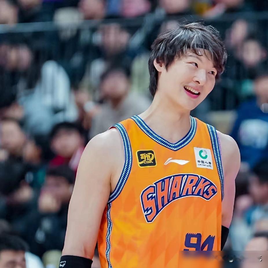 王哲林，打出了一场28+14+3的硬核比赛。
隔人暴扣，篮架晃动。倒地救球，撞