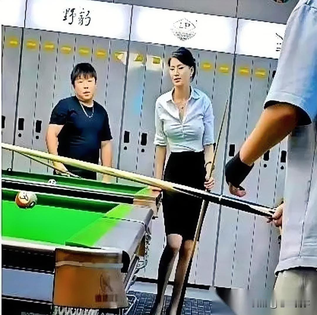 桌球陪练500元一个小时，对，你没听错，就是陪你打桌球，一个小时你必须支付500