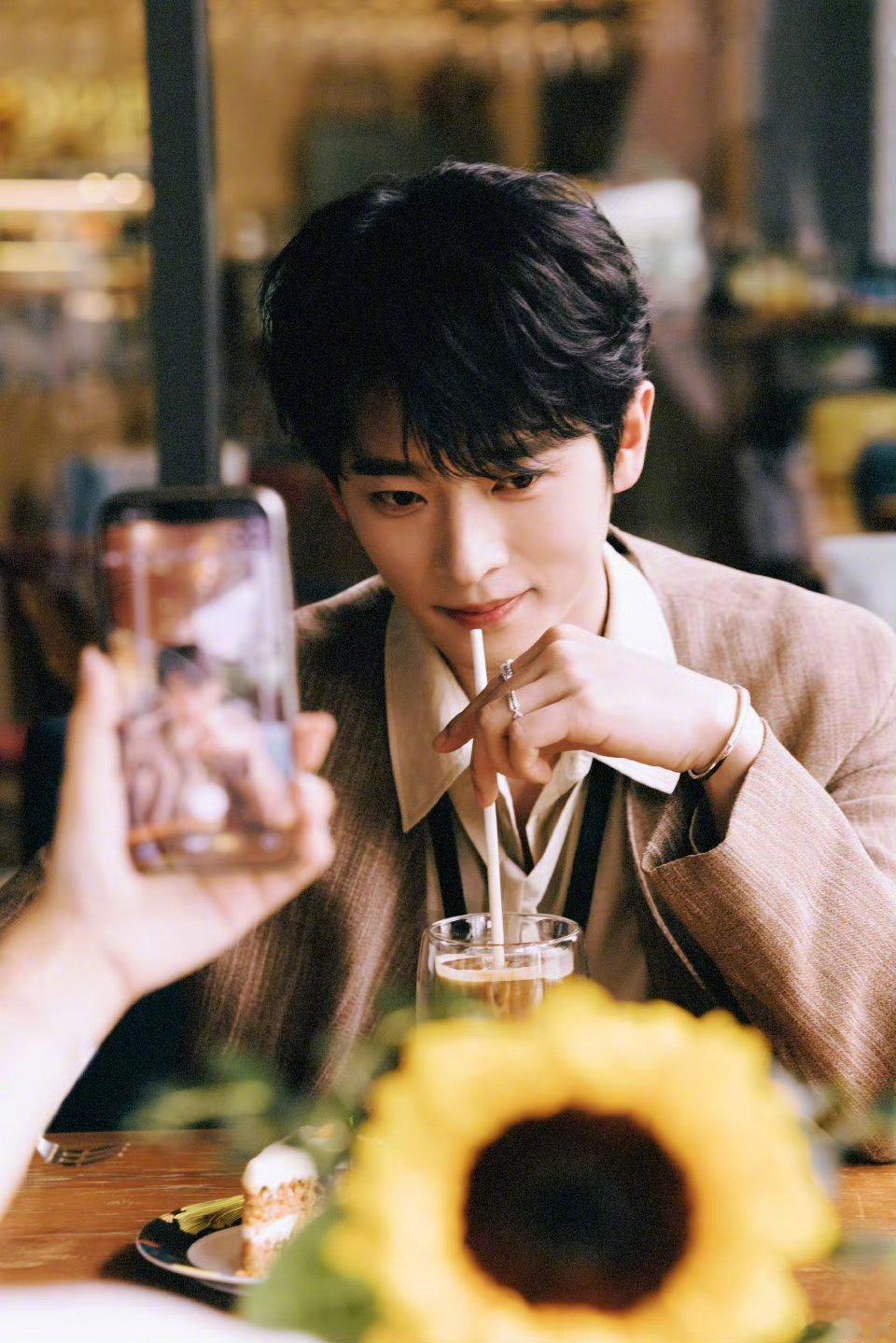 丞磊说泰语台下尖叫声长达8秒 很难不尖叫，这么生的图都让丞磊靠颜值和好状态抗住了