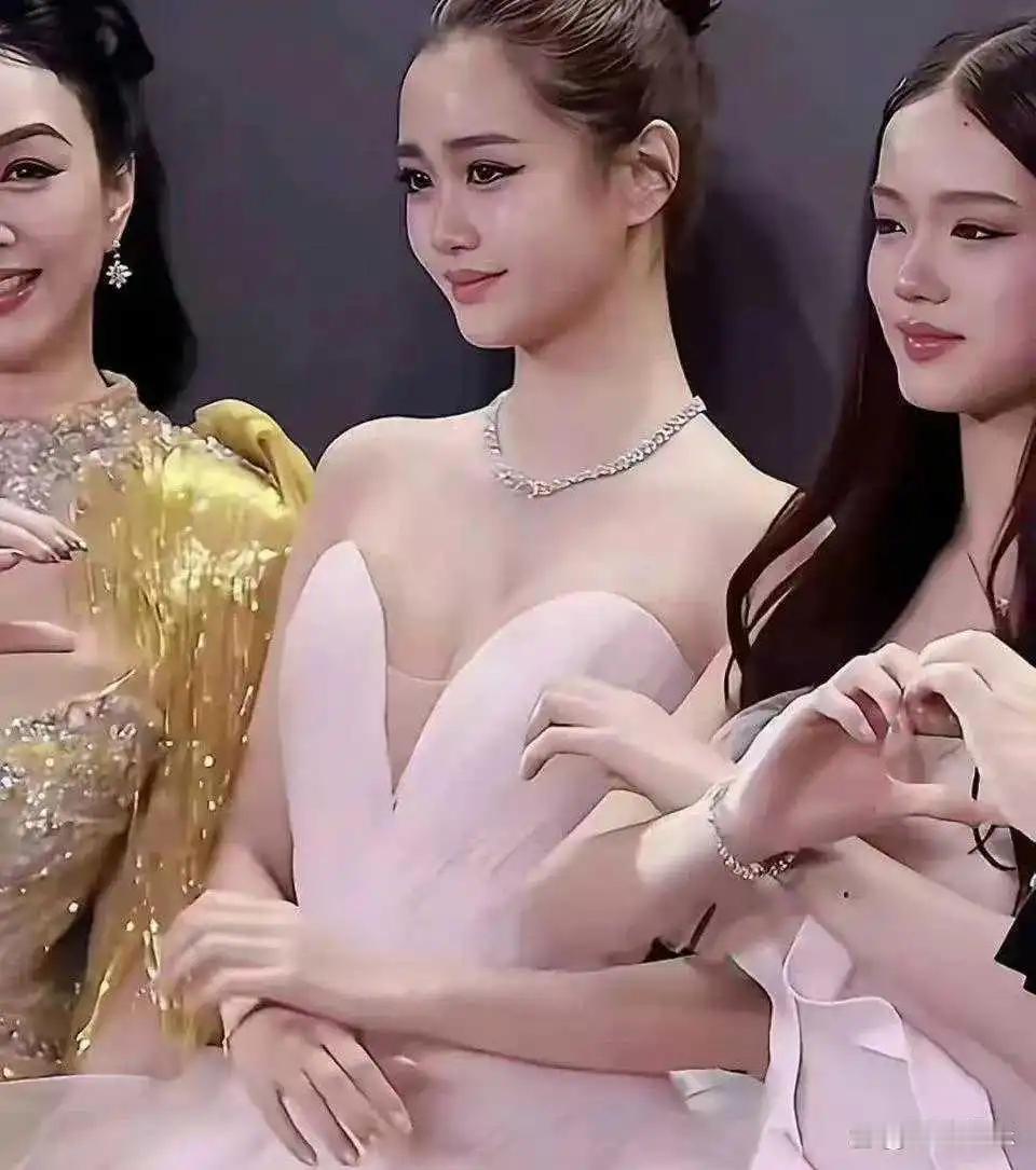 钟丽缇小女儿考拉年仅16岁，出众高级长相惊艳全网成功出圈 