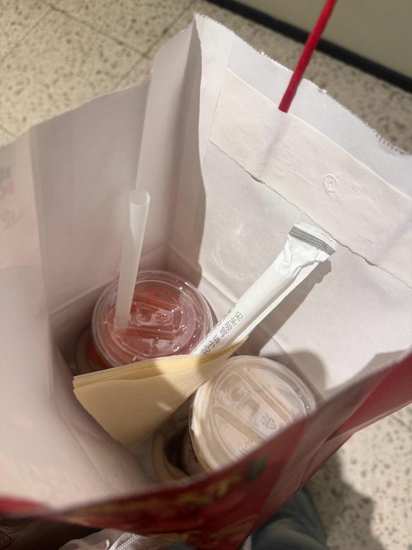 买了一杯p1店员给我给错了白白多喝一杯。 