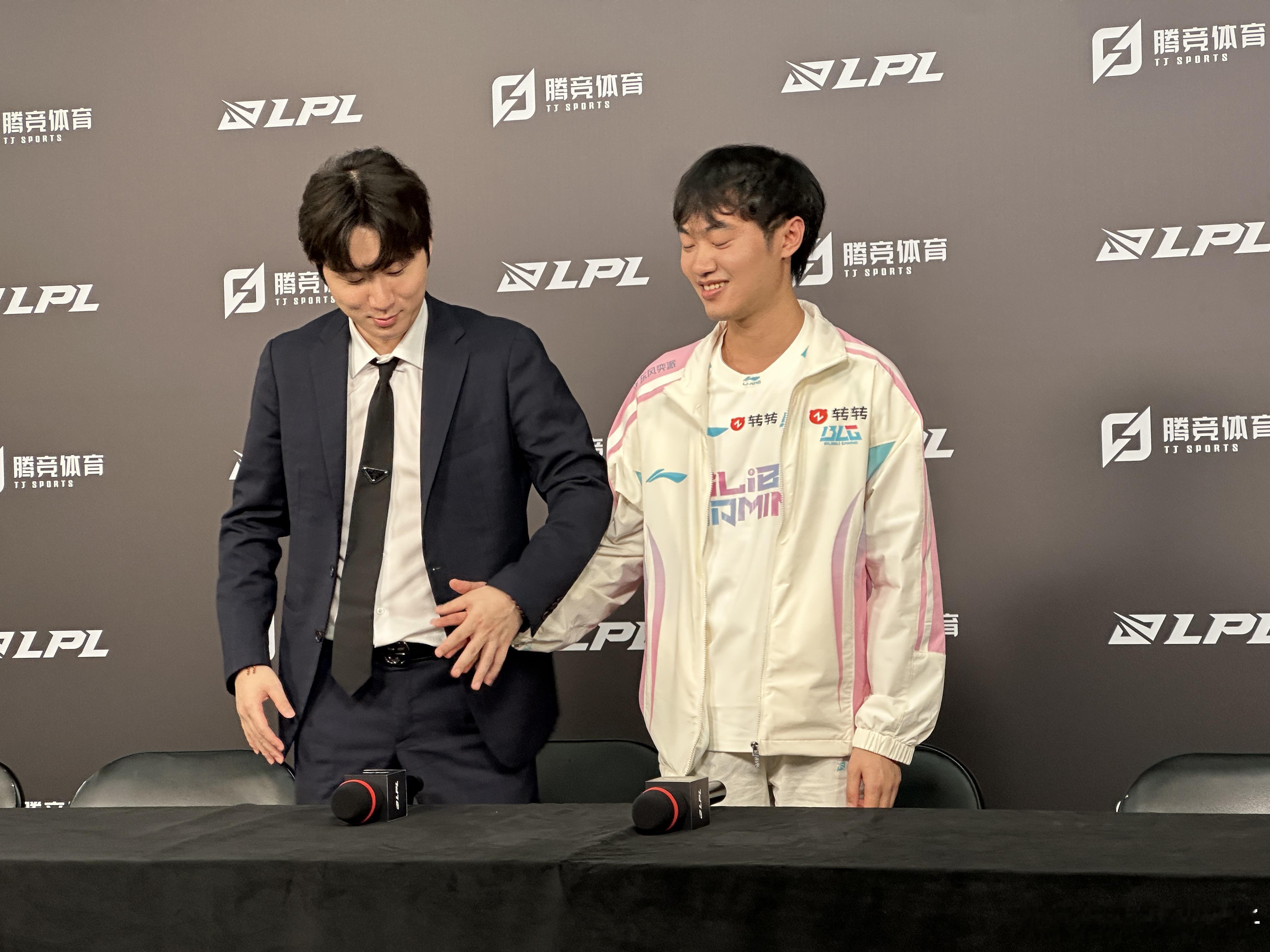 knight超神亮tes队标 Daeny和Knight太有活了，胜利结算合影是魔