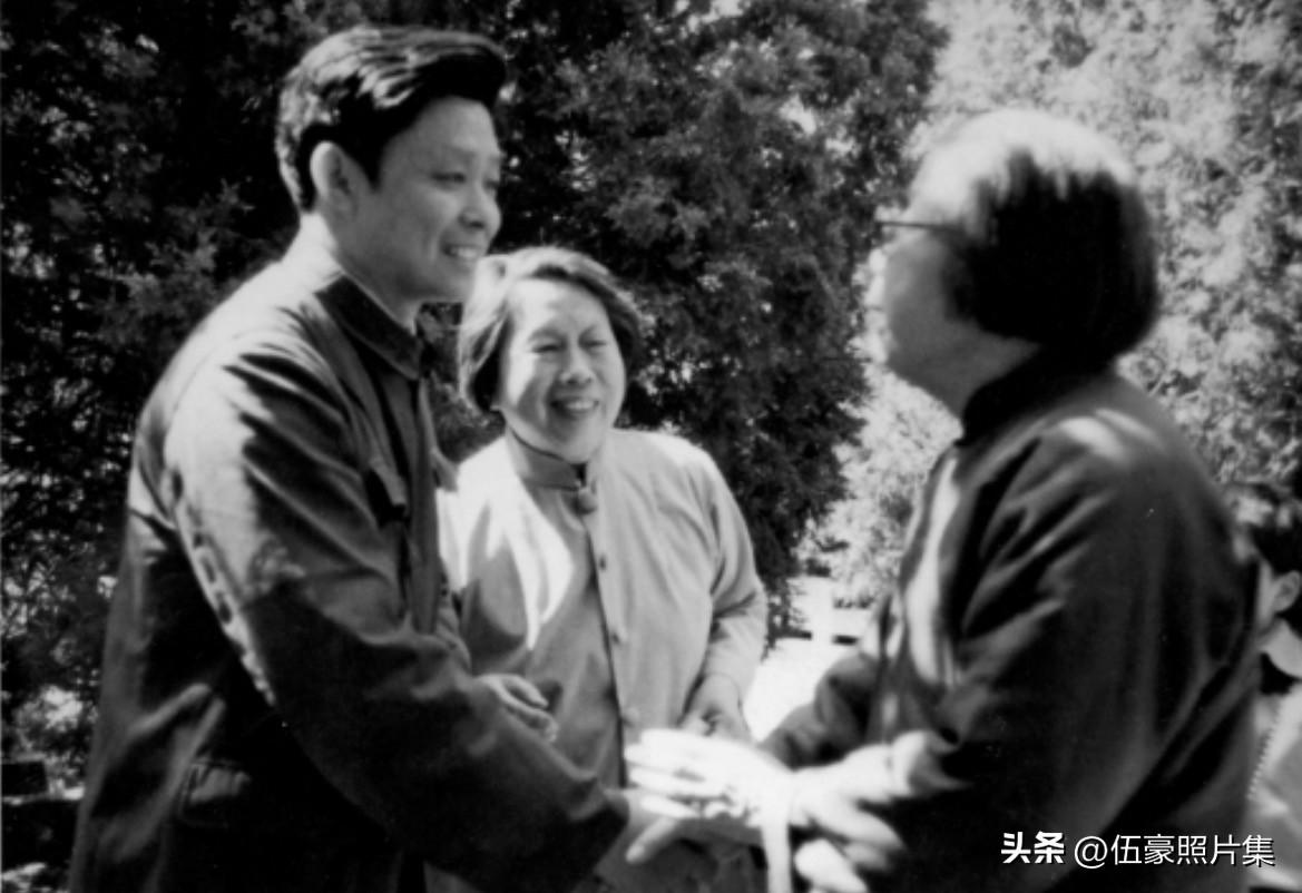 1984年4月，童小鹏的儿子童丹宁（左一）与妈妈（紫非，中）看望邓颖超妈妈（右一