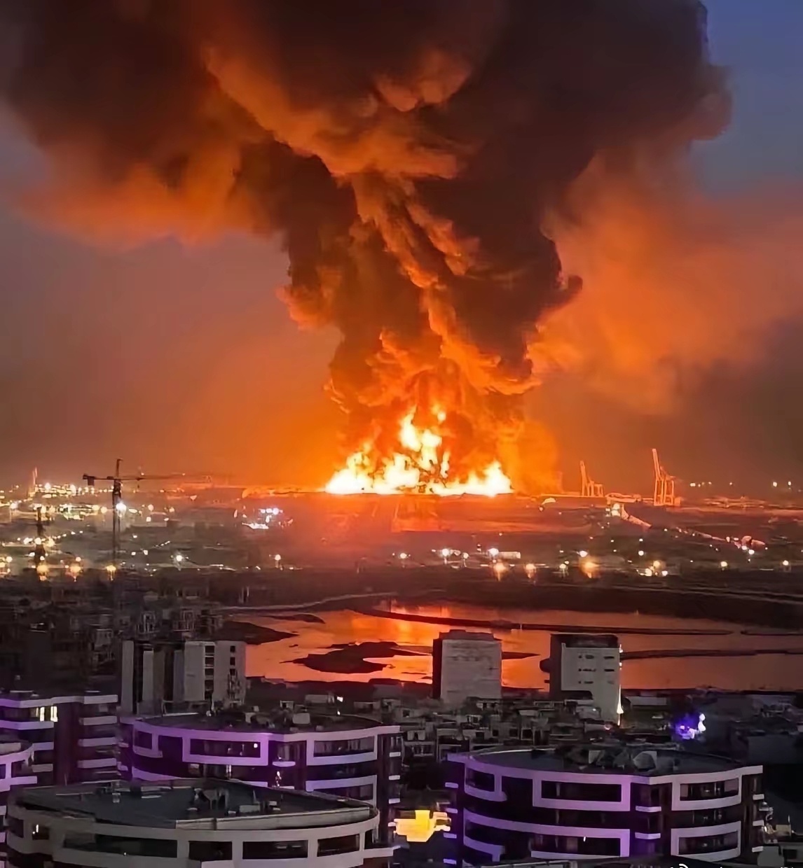 伊朗用无人机袭击了美军在伊拉克北部埃尔比勒基地内的弹药库。美伊以冲突