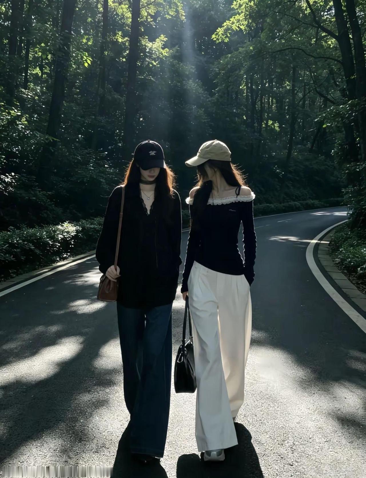行李箱里装的不只是衣服，还有对世界的贪心。户外松弛感穿搭 姐妹穿搭松弛感拉满 出