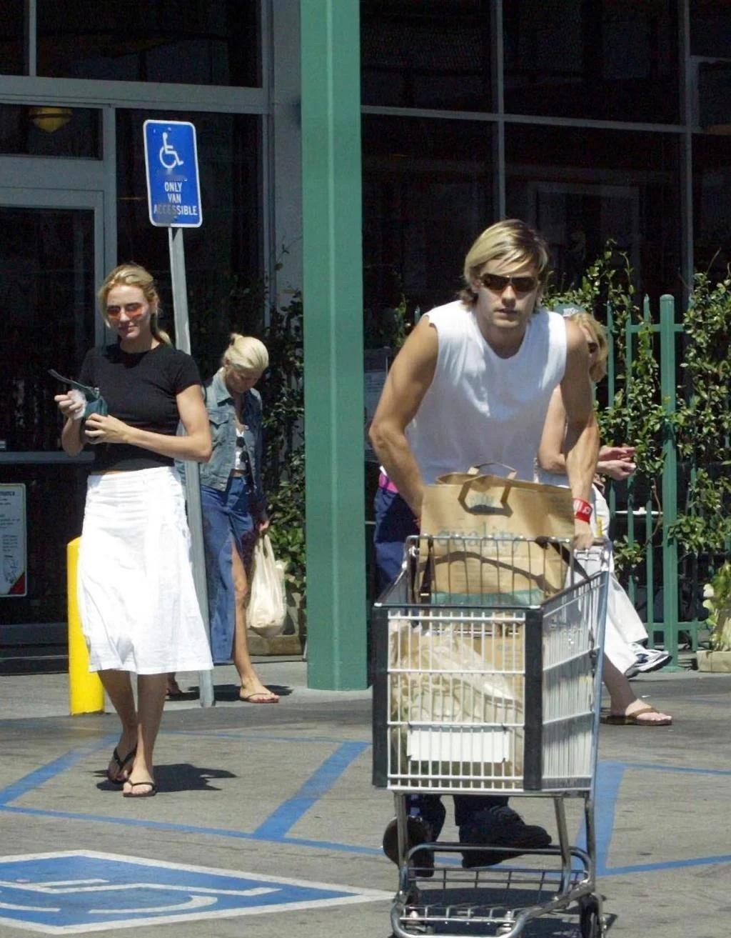 十年没见的前任。
在晚宴角落碰着了。
中间隔了三张鸡尾酒桌。
迪亚茨穿的还是当年