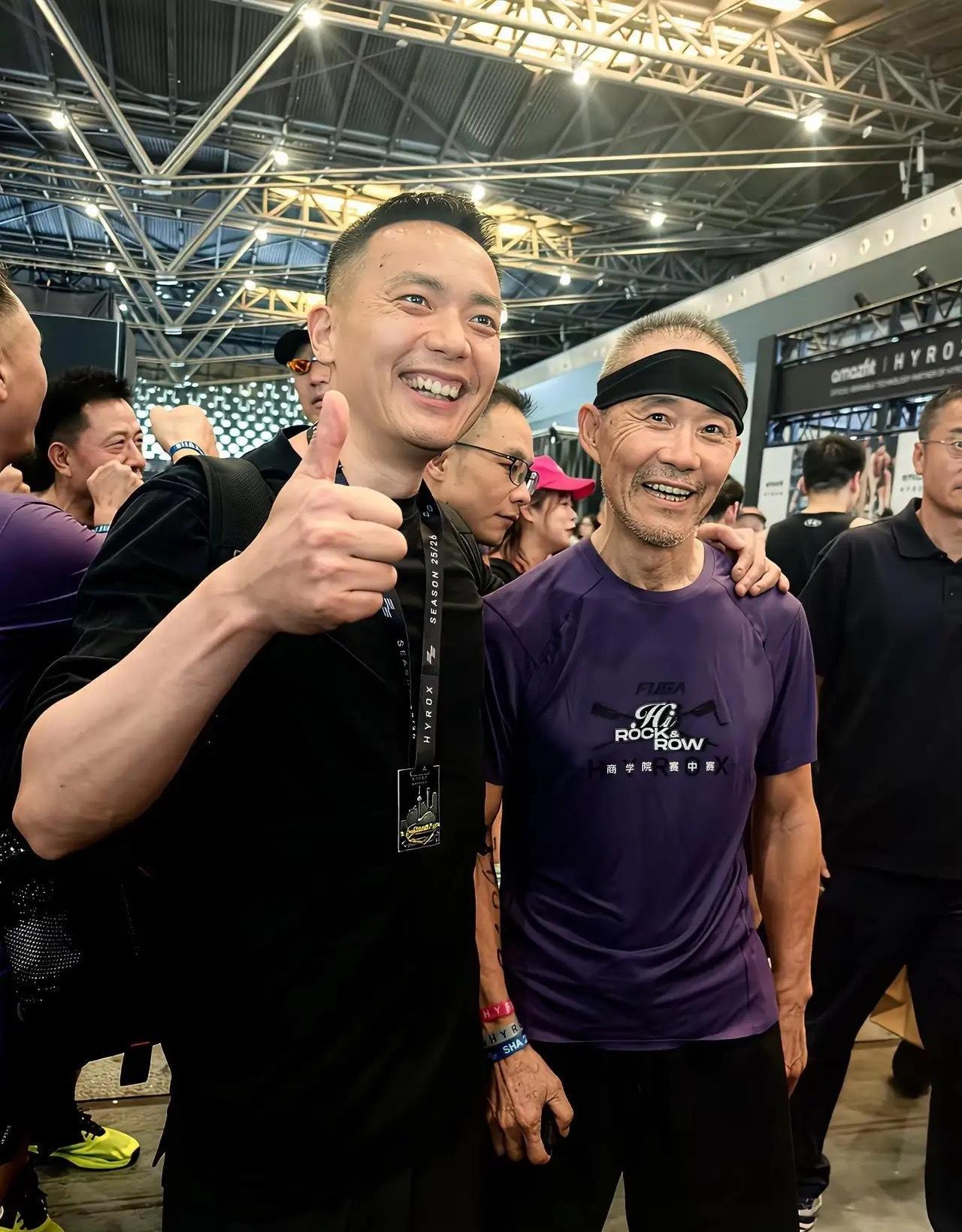 75岁的王石参加上海抗阻健身比赛简直是来刷存在的，当人竖起大拇指时他脸上露出最得