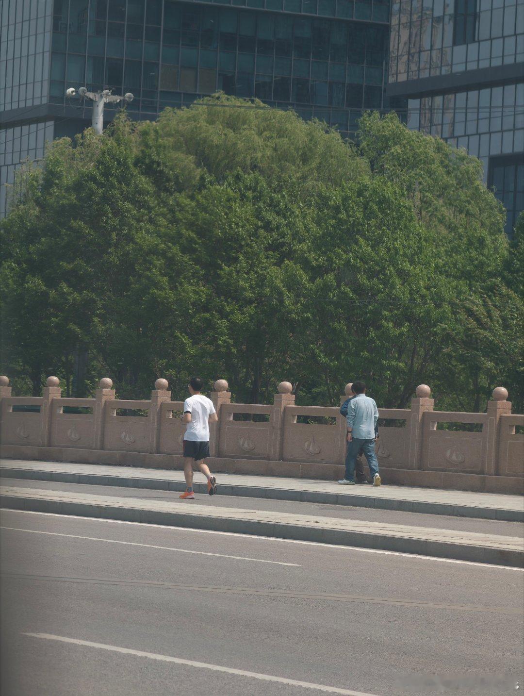 这个点出门，看到还有人在跑步，感觉他活的好认真啊！ 