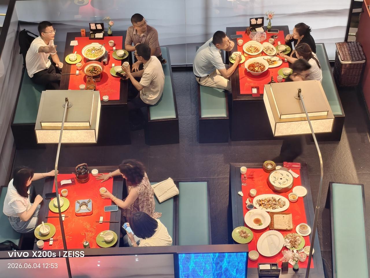 今日美食打卡我与友在餐厅楼上包间小聚，看见楼下的散桌家庭小聚，也是一种简单快乐的
