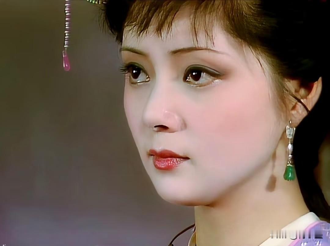宝钗真是东亚女儿，给妈当老公给老公当妈。

薛蟠和宝钗为什么不像？因为宝钗本质是