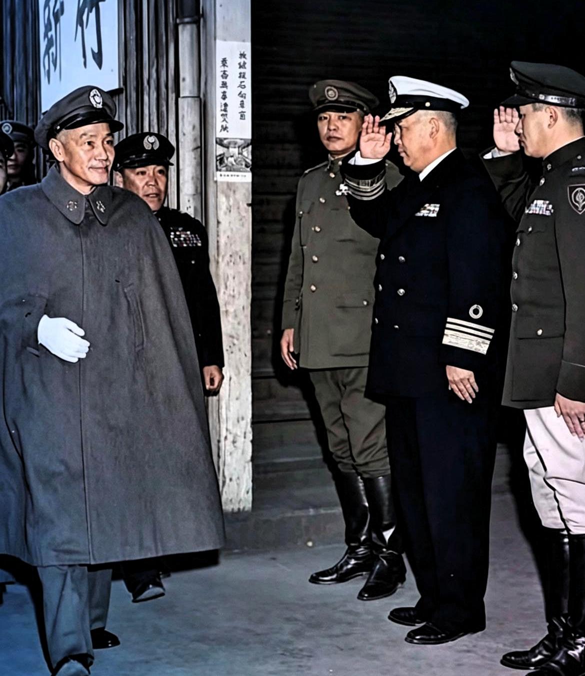 1950年代，蒋介石抵达中国台湾新竹车站，孙立人、桂永清等人到站迎接