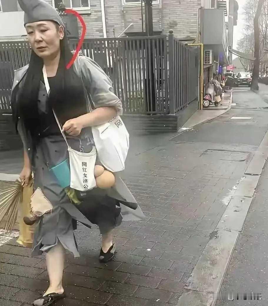 天啊！为了搞流量拼了，管他别人怎么看，一句话，搞钱…