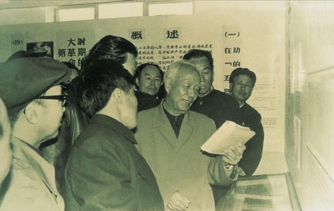 1977年，安徽省委书记万里在山区视察时，发现有个老汉始终蹲着，十分纳闷，地方干