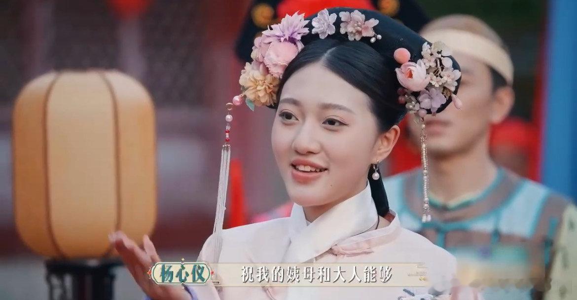 #胧月都和三阿哥一般高了#这么多年过去了，甄嬛传里那个三头身小娃娃胧月也长成大姑