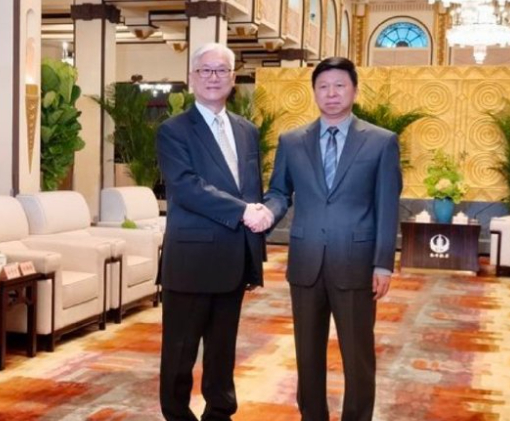 又是上海和平饭店……国台办主任宋涛在上海会见国民党副主席夏立言你就看这张照片两人