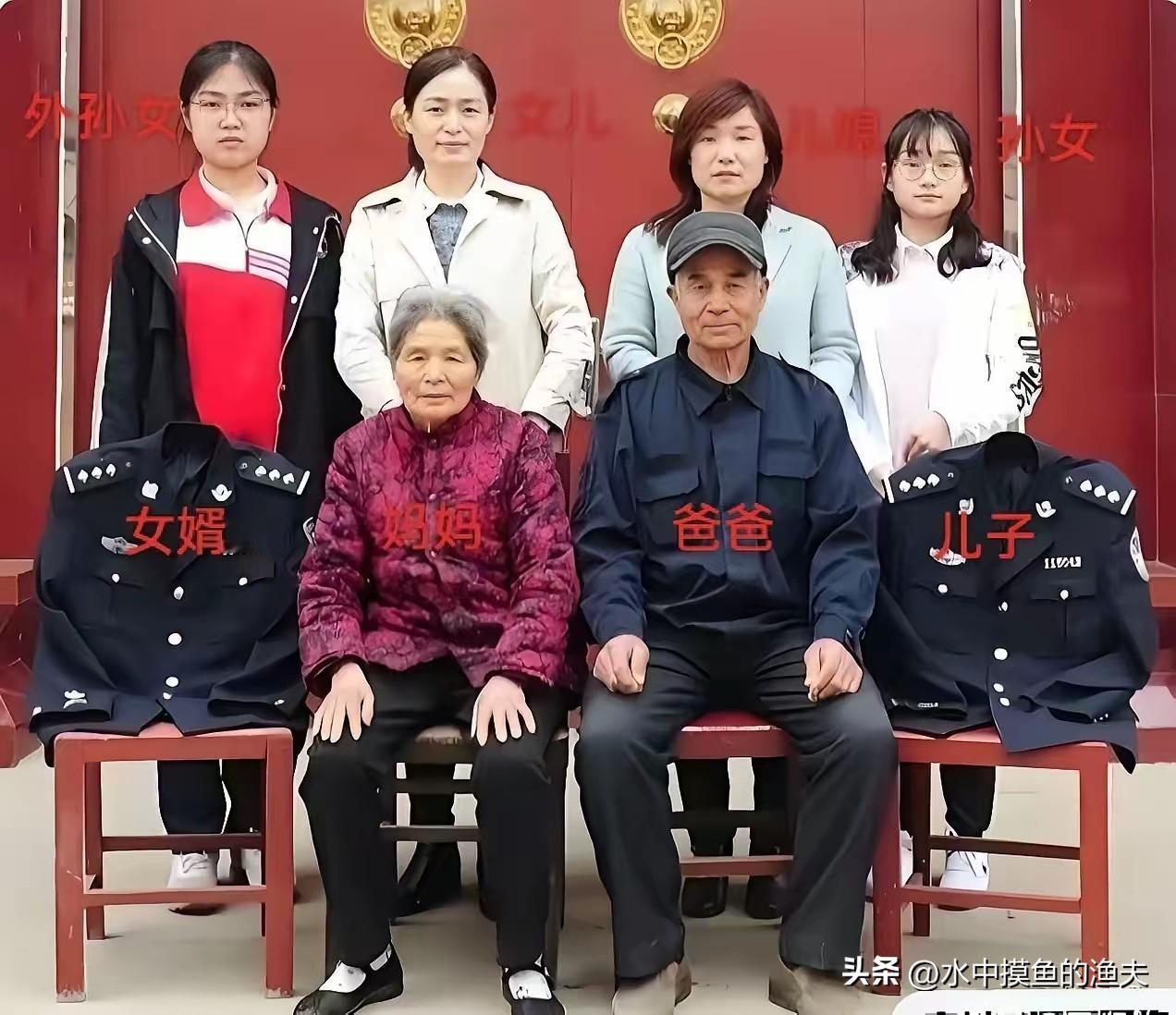 这是一张特殊的全家福，感动了亿万观众，当我看到这张照片第一眼，鼻子一酸，流下了眼