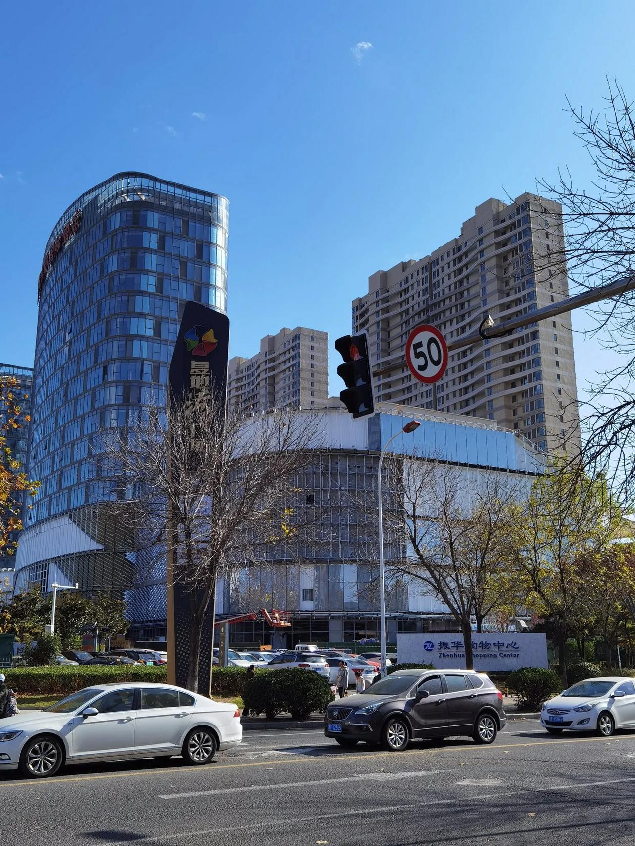 烟台开发区长江路边上的星颐广场外墙大修，记得建成不到十年吧。