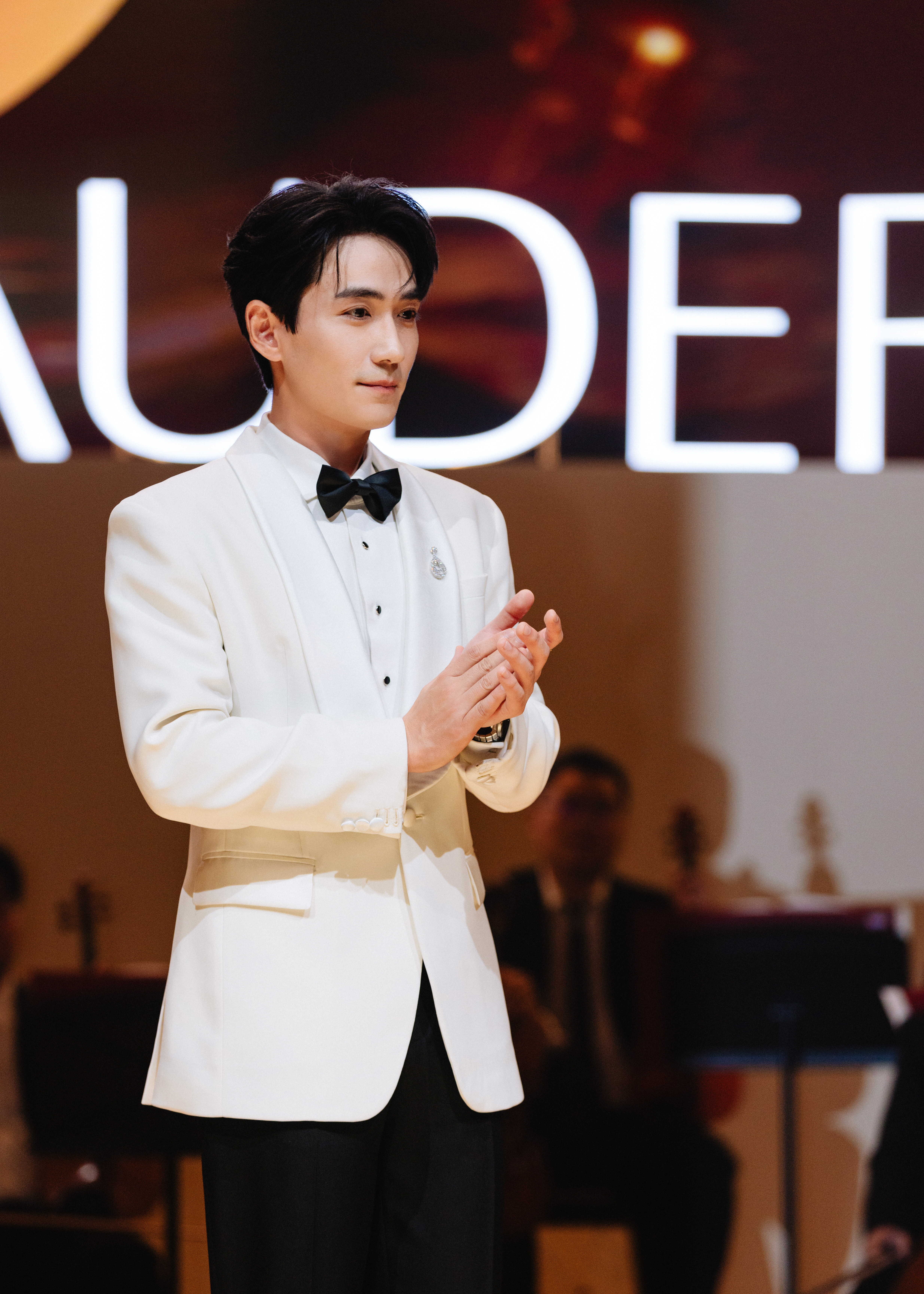 朱一龙 × Estée Lauder昨日刚官宣雅诗兰黛全球护肤代言人，今日便迎来