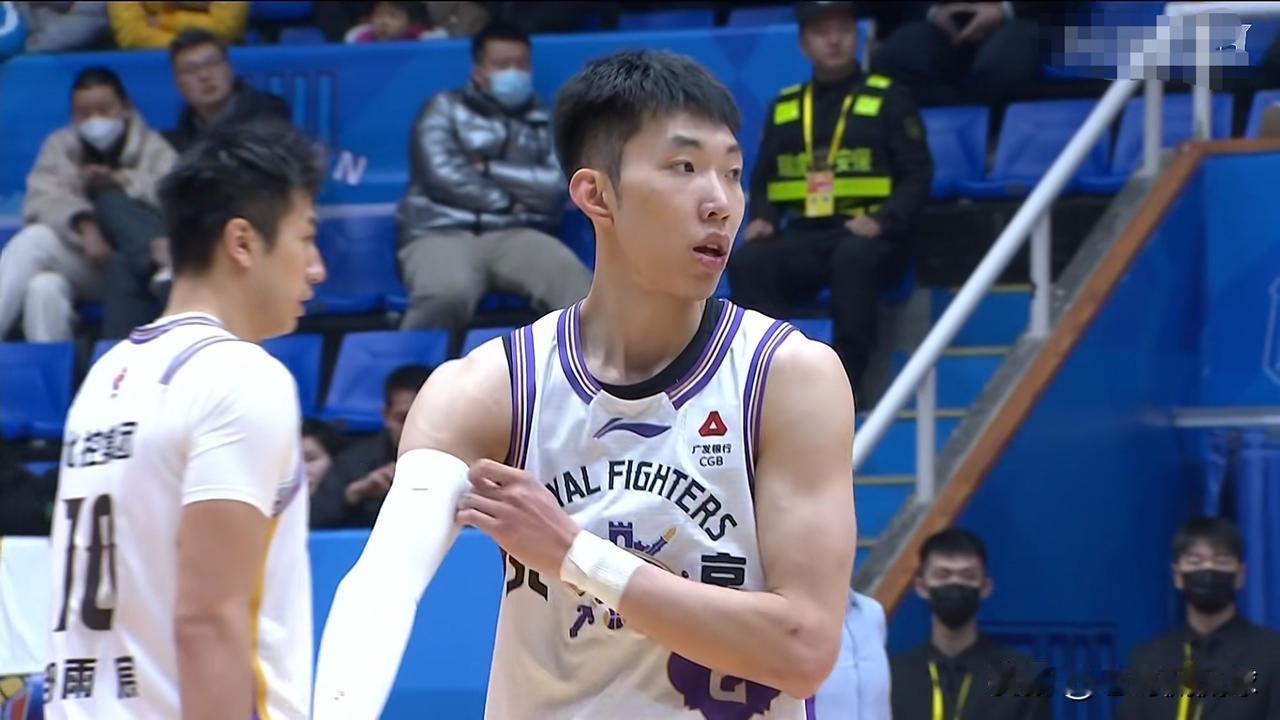 我忍不住要怒赞北京控股当家控卫廖三宁！在今天北京控股客场以81：79险胜四川丰谷
