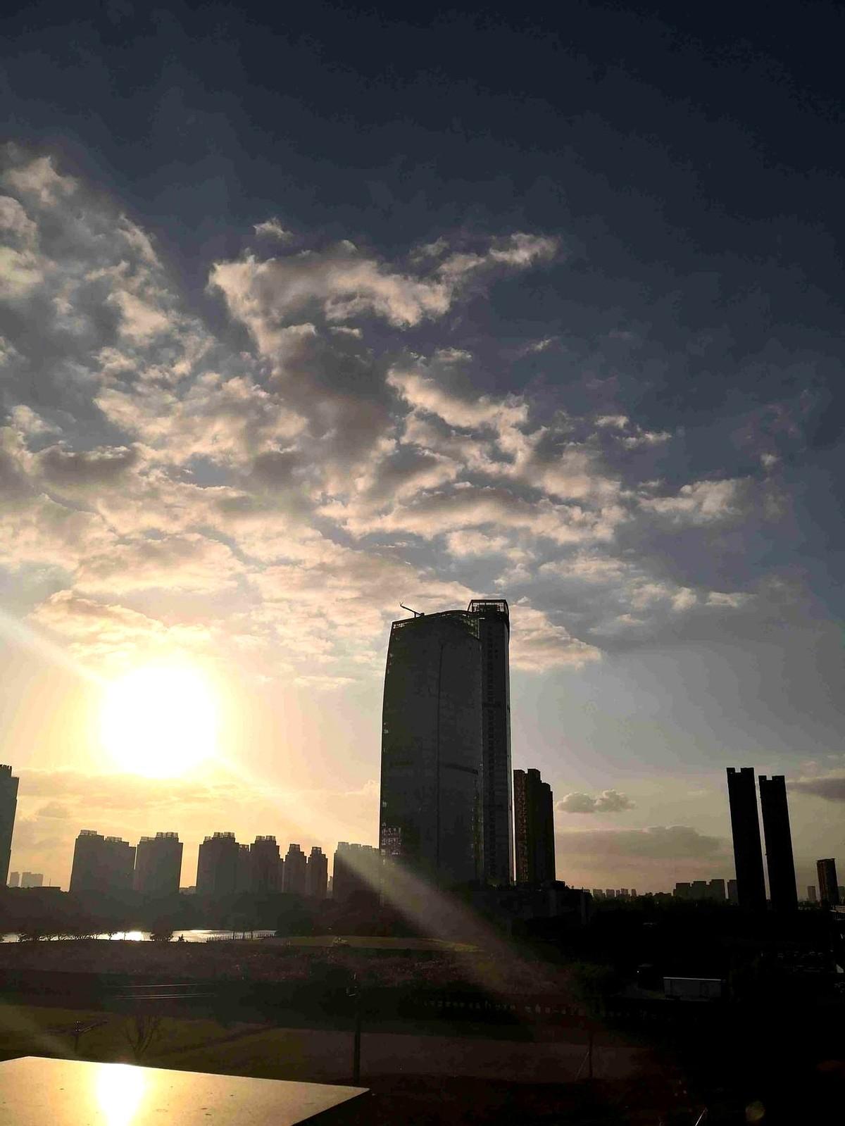 霜降一到，阳光成了奢侈品

北京10月24日清晨，气温从18℃跌到8℃，街头老人