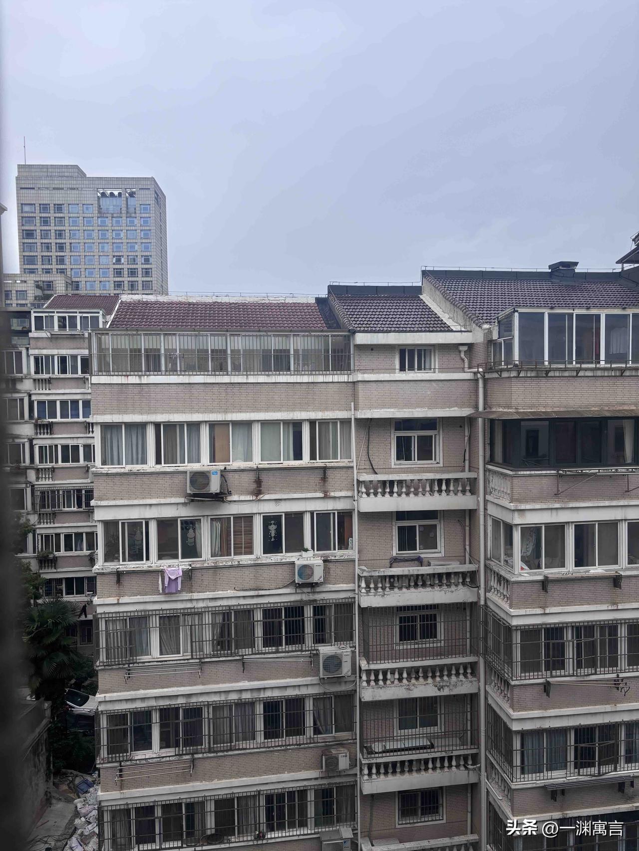 又听到，前面那栋楼传来孩子的哭喊，和他妈妈歇斯底里的吼叫了，令人心惊肉跳的。
