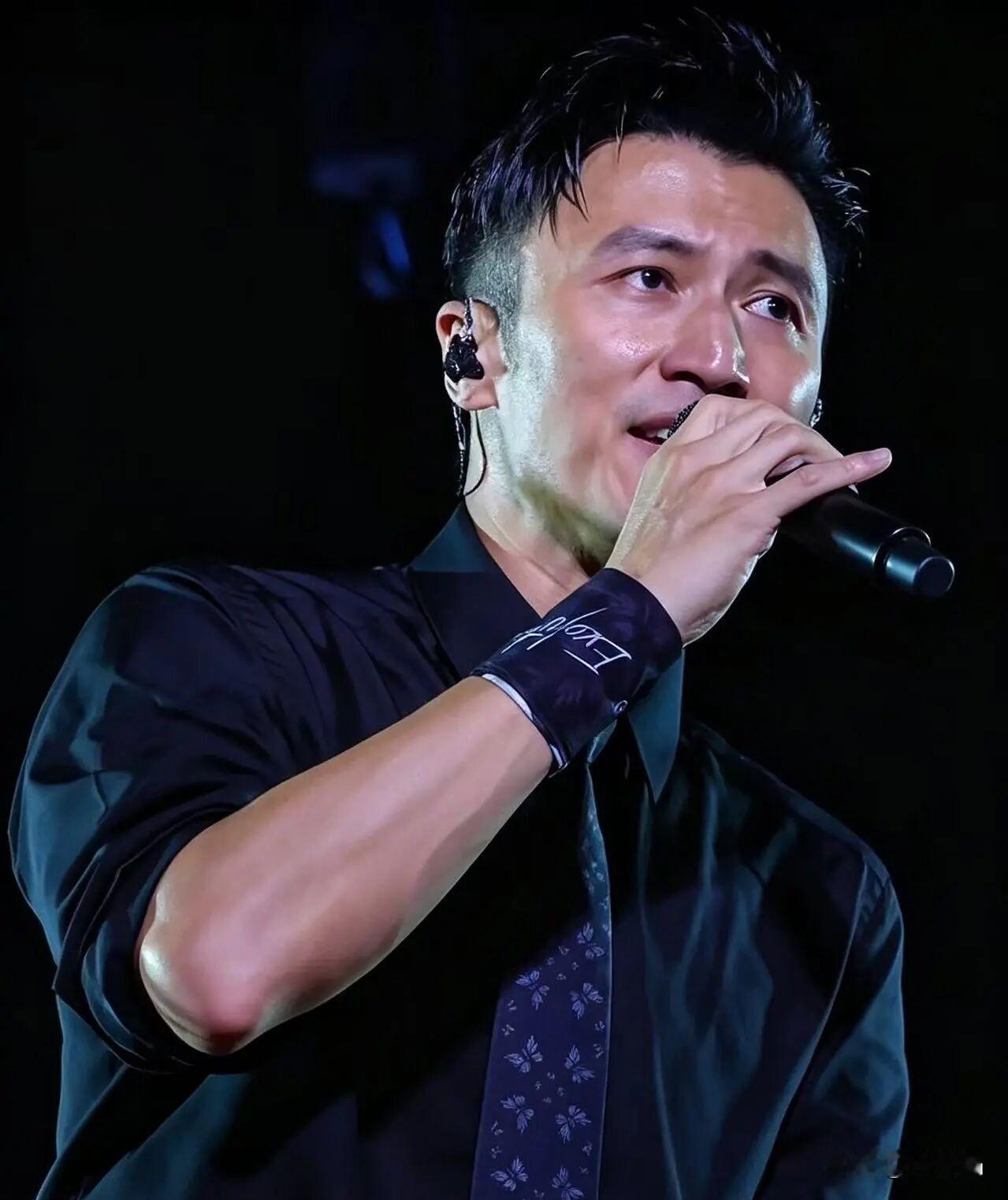 长的帅、唱的好，还会写歌、演电影是影帝，做饭做到开公司，还很能挣钱，有初心并且多