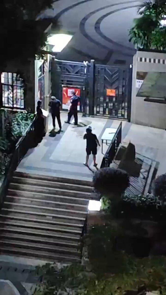 深夜深圳某小区门口，外卖小哥站在台阶上反复喊话，整整两个小时，整个小区都听得清清