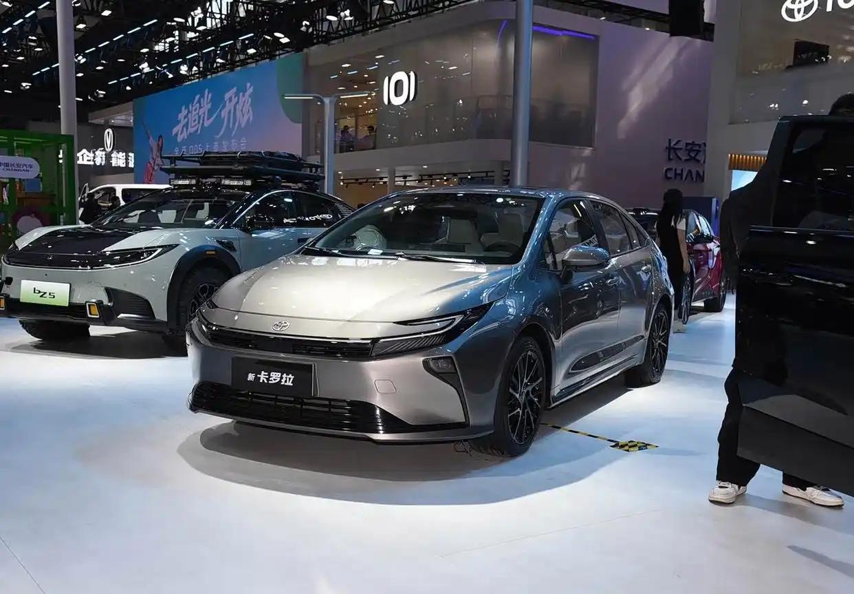 丰田新一代卡罗拉上市！配全新外观，轴距加长，新增2.0L动力

再来看车尾部分，