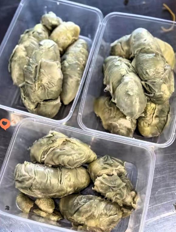 真的太意外了！中午邻居阿姨好心送来几盒榴莲，打开一看，里头的榴莲果肉，完全不是平