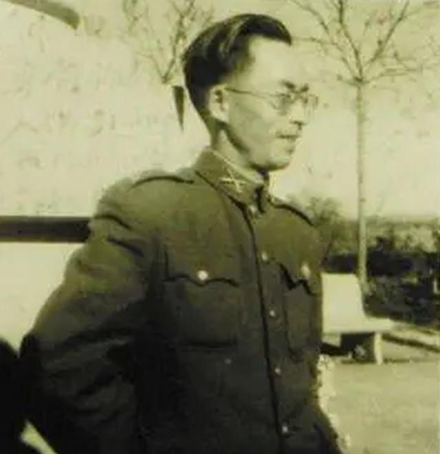 1949年，渡江战役中出现了一个不战而降的师长，他就是312师师长李碧光。被俘以