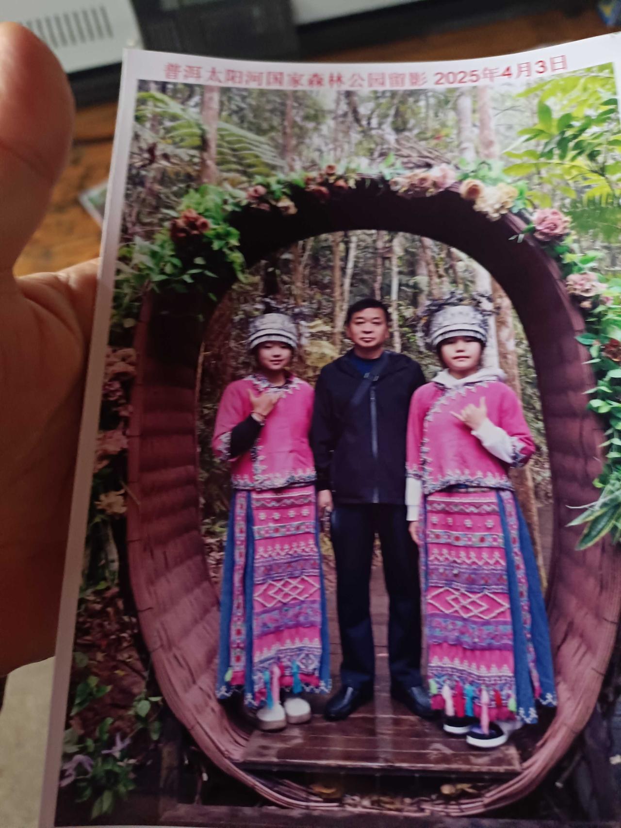 一张图片记录夏日美好瞬间版纳之行，记录了夏日的美好。