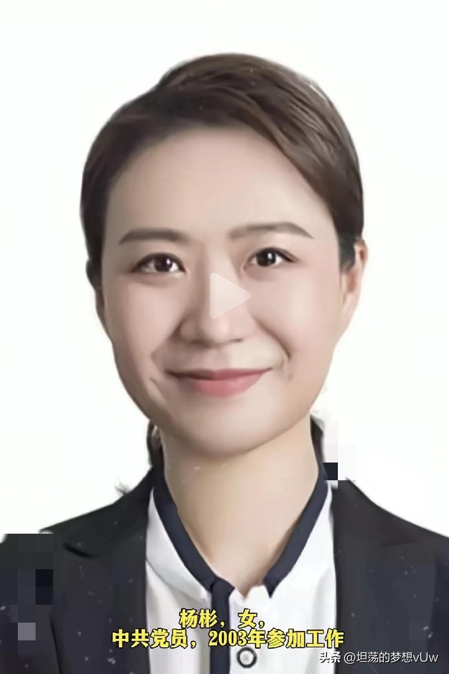目似星辰，面若桃花，如此万里挑一的颜值，居然是个“内鬼”，乍一听挺新鲜的词，不应