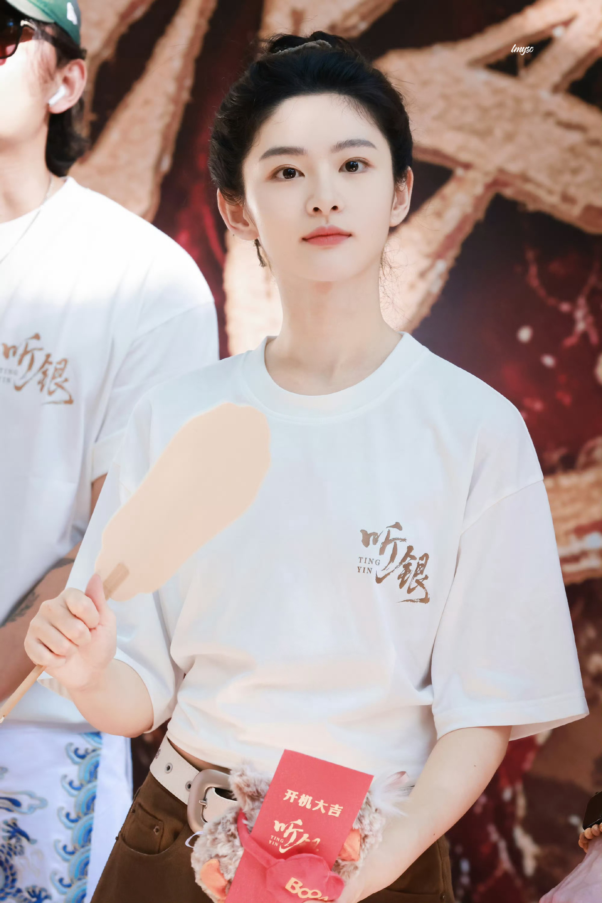 赵晴欢娱资源市场如今偏爱少女型古偶女主，欢娱内部古装资源逐步向赵晴倾斜。新剧《听