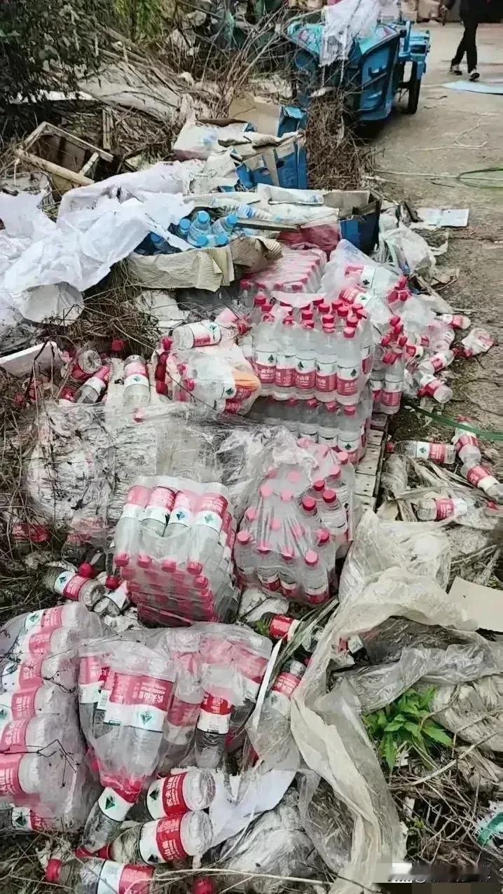 这个也太狠了吧[捂脸]

看样子应该发生在农村，这么多水被丢弃在垃圾堆，很可能是