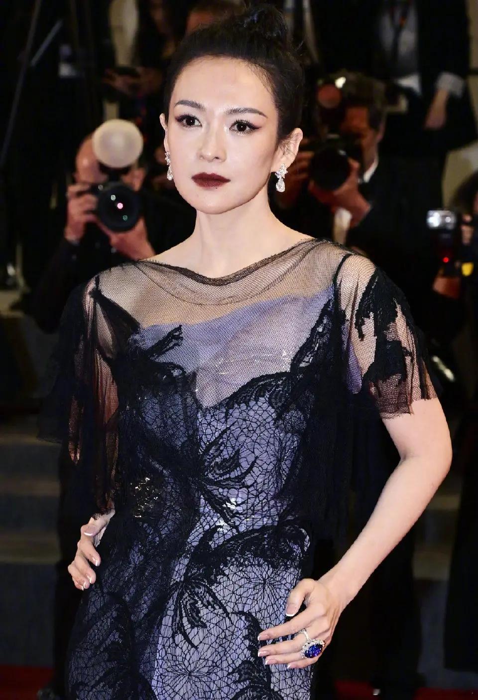 汪峰曾粗浅地抱怨章子怡：“这么大平房公里的床，子怡全占了，我就睡在最边缘，半夜脚